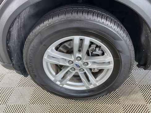Used 2023 Ford Explorer XLT AWD/4WD image 5