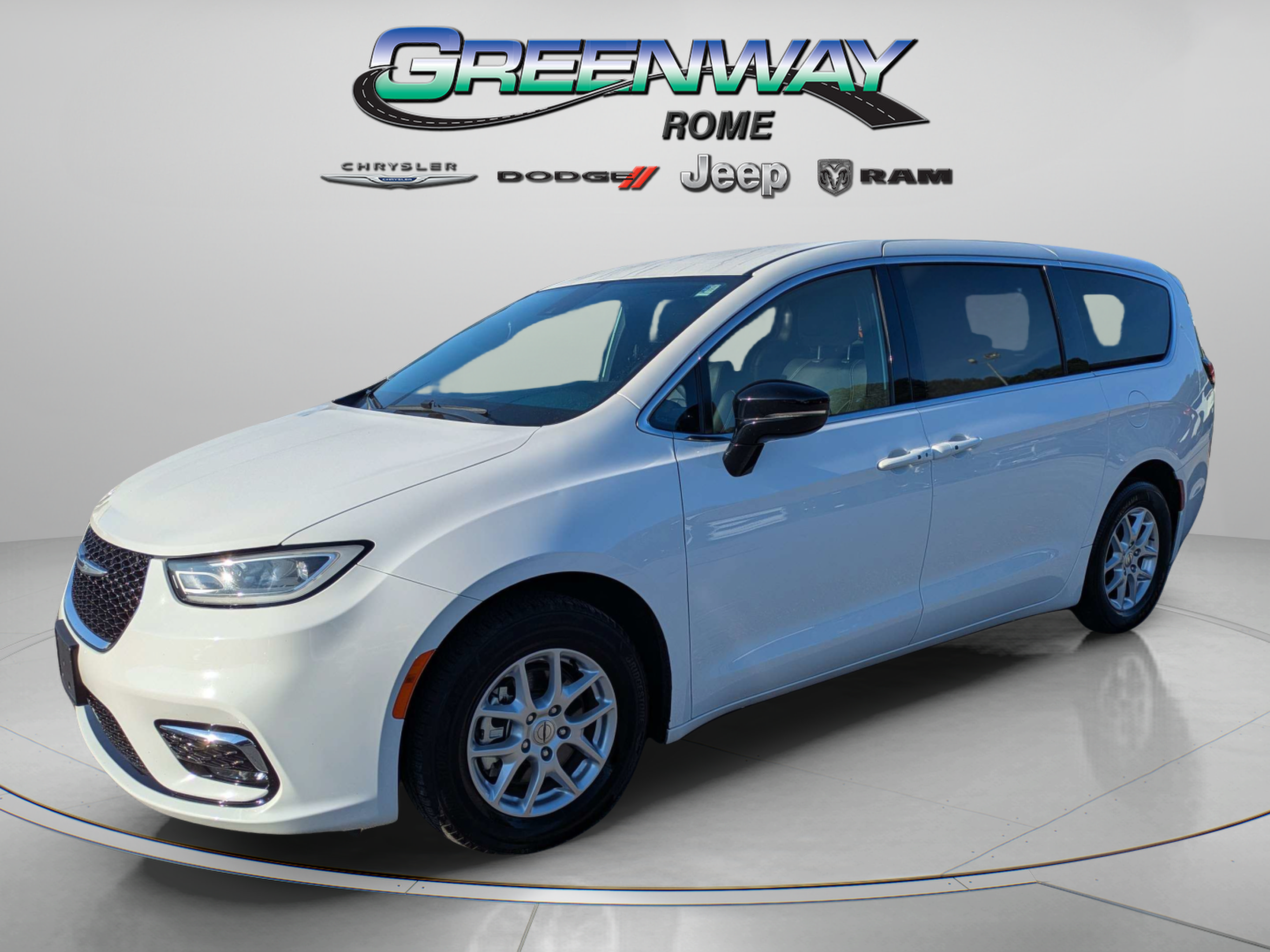 Used 2025 Chrysler Pacifica Select FWD image 4