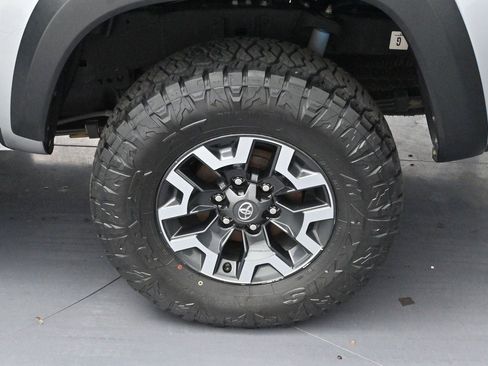 Used 2022 Toyota Tacoma TRD Off-Road w/ Technology Package AWD/4WD image 31