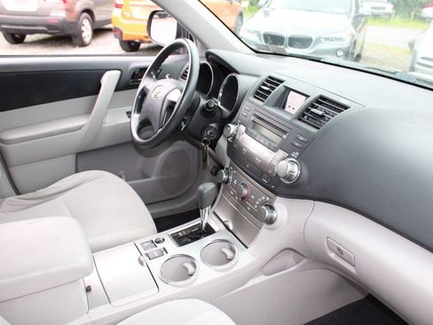 Used 2011 Toyota Highlander 4WD w/ Tow Pkg image 12