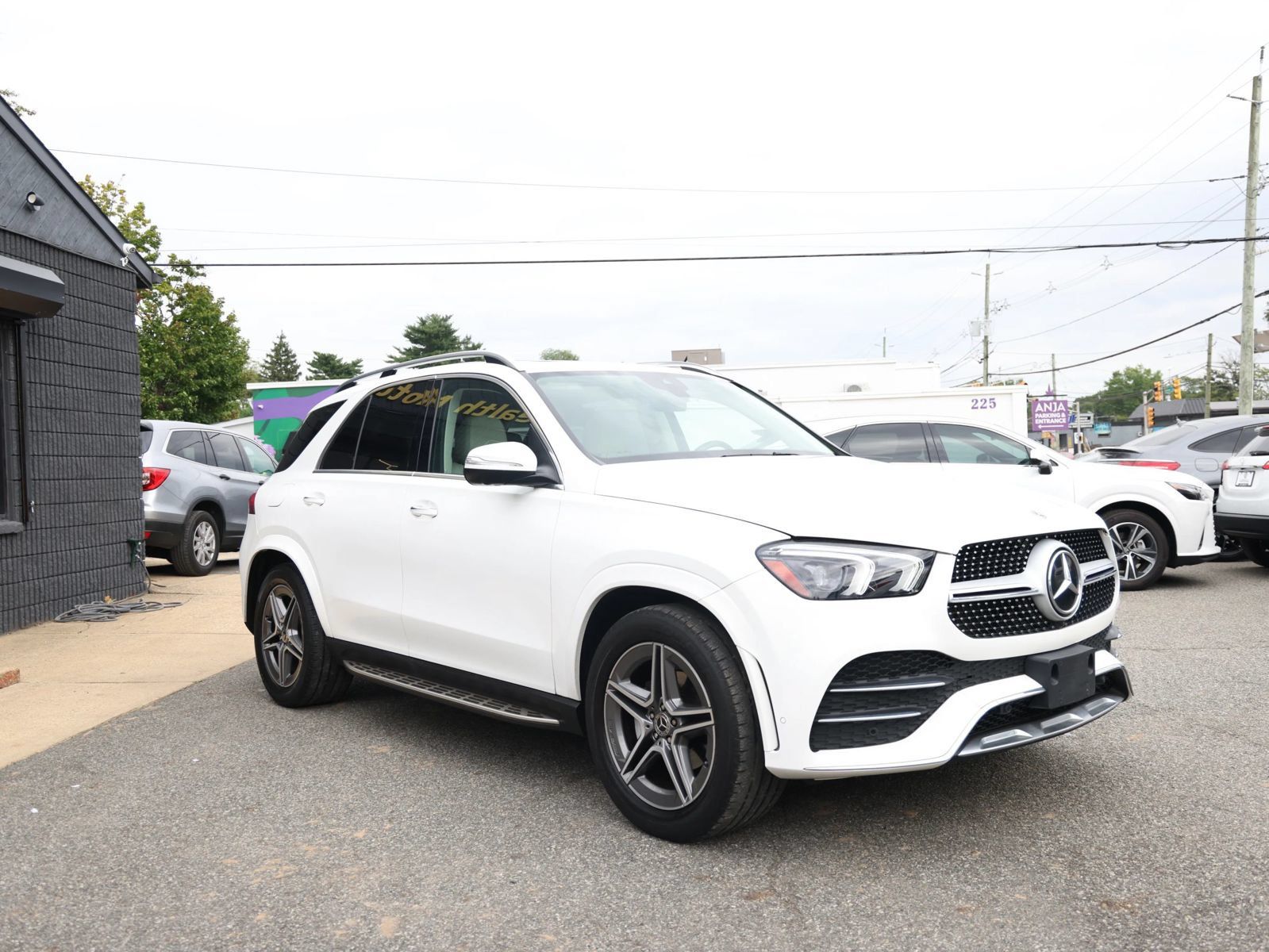Used 2022 Mercedes-Benz GLE 350 4MATIC w/ AMG Line Exterior image 3