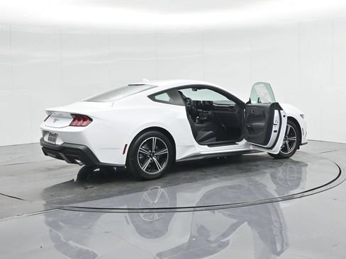 Used 2025 Ford Mustang Coupe RWD image 5