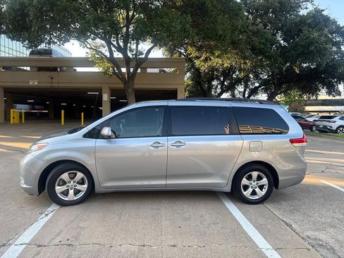 Used 2013 Toyota Sienna LE FWD image 3