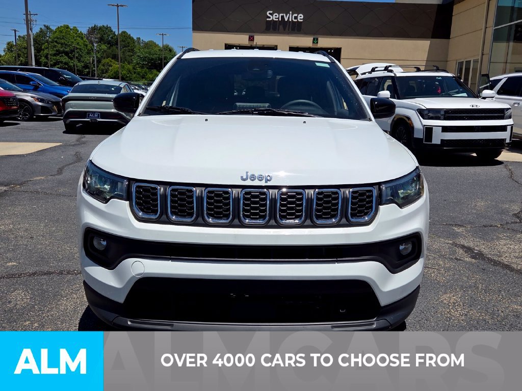 Used 2025 Jeep Compass Latitude AWD/4WD image 2