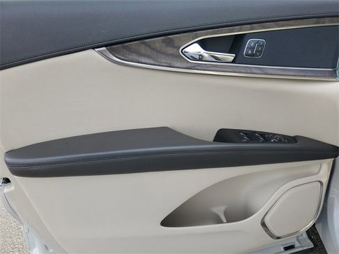 Used 2019 Lincoln Nautilus Select image 11