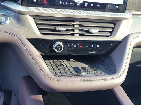 Used 2025 Ford Explorer Platinum w/ Ultimate Package image 27