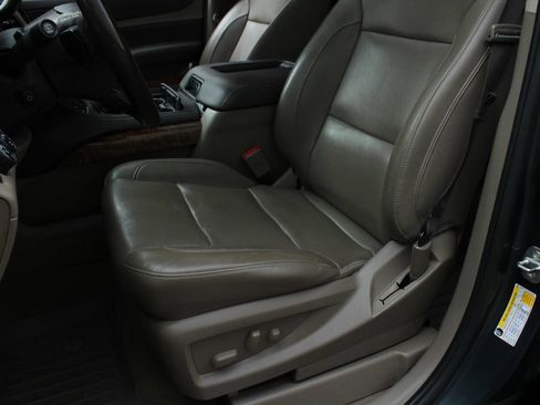 Used 2019 Chevrolet Suburban Premier AWD/4WD image 17