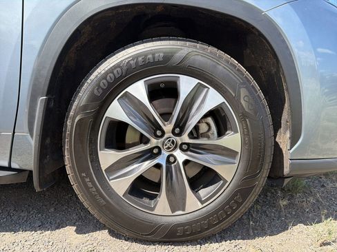 Used 2021 Toyota Highlander XLE AWD/4WD image 9