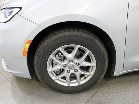 Used 2024 Chrysler Pacifica Touring-L image 36