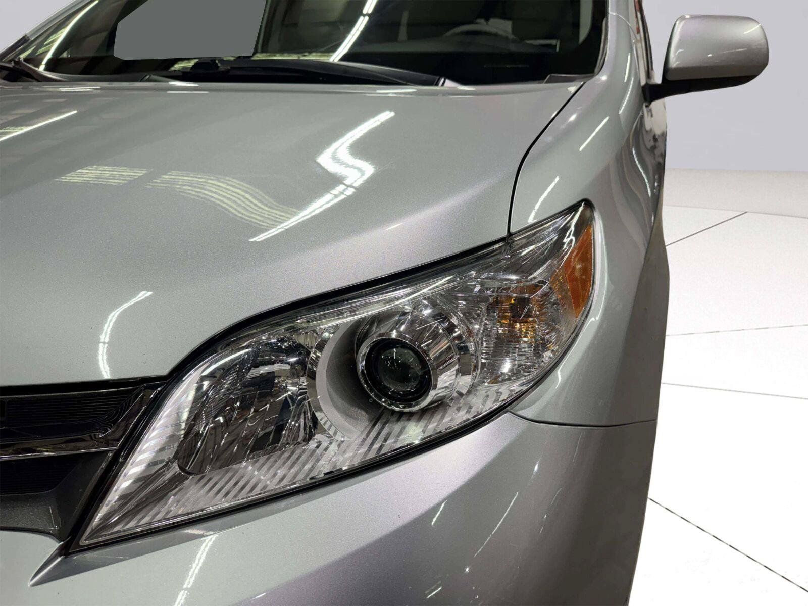 Used 2020 Toyota Sienna XLE Premium FWD image 10
