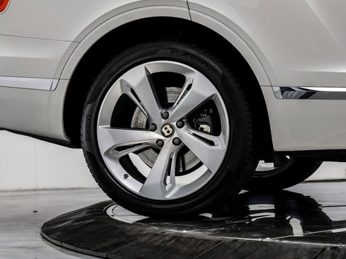 Used 2019 Bentley Bentayga image 94