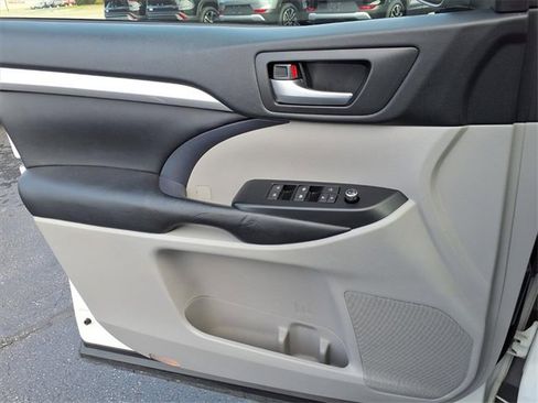 Used 2019 Toyota Highlander XLE image 11
