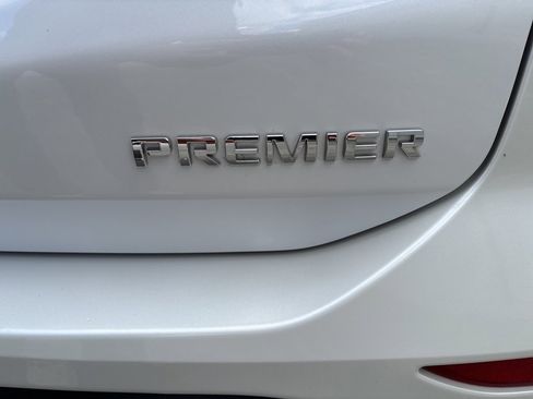 Used 2024 Chevrolet Equinox Premier image 10