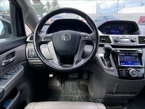Used 2021 Chrysler Pacifica Touring-L FWD image 5
