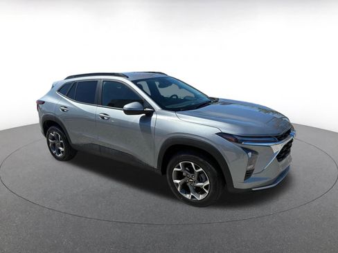 Used 2025 Chevrolet Trax LT image 1