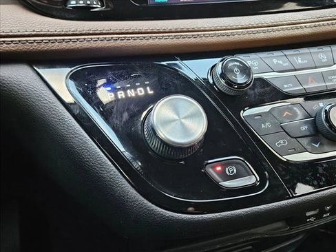 Used 2018 Chrysler Pacifica Limited w/ Tire & Wheel Group image 12