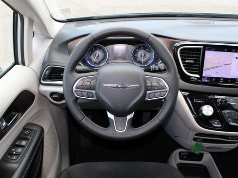 Used 2024 Chrysler Voyager LX FWD image 9