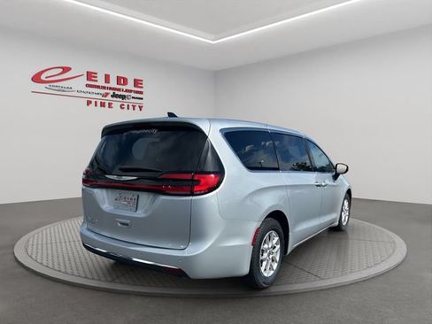 Used 2023 Chrysler Pacifica Touring-L FWD image 10