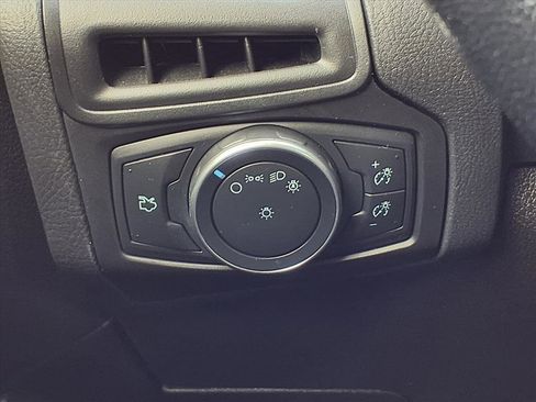 Used 2017 Ford Focus SE w/ Cold Weather Package image 18