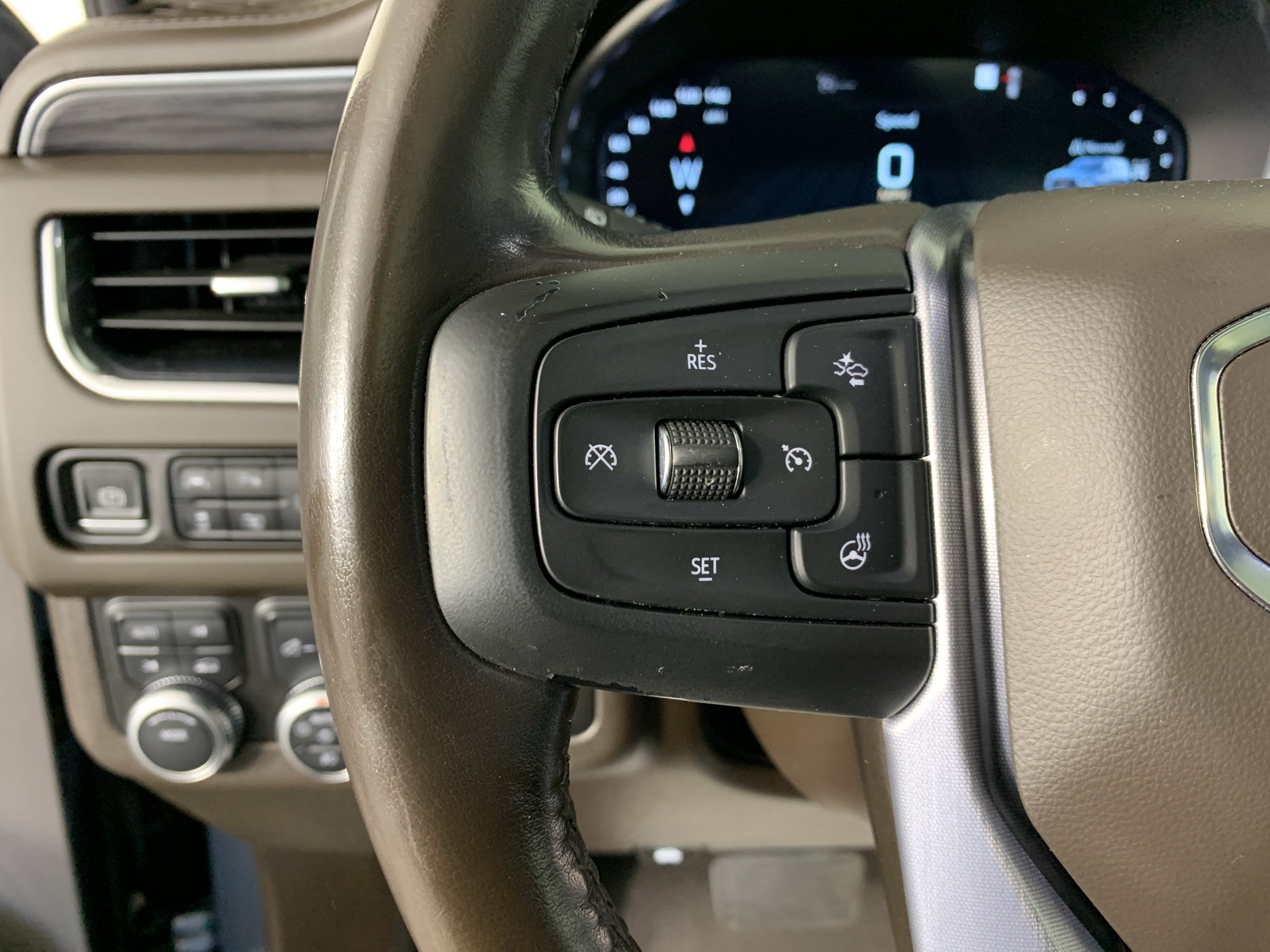 Used 2022 GMC Yukon XL SLT w/ SLT Premium Package AWD/4WD image 17
