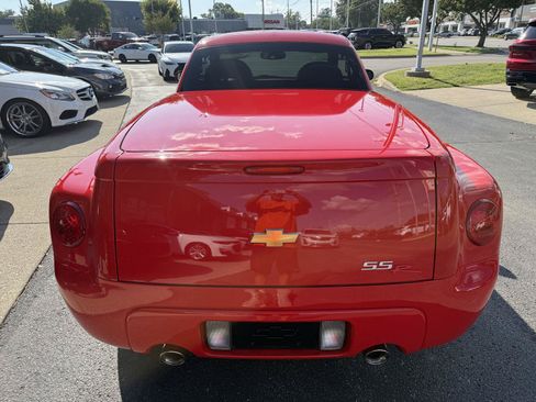 Used 2004 Chevrolet SSR w/ Preferred Equipment Group RWD image 26