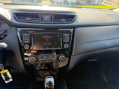Used 2019 Nissan Rogue S w/ Special Edition Package FWD image 12