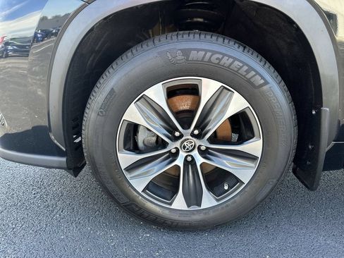Used 2022 Toyota Highlander XLE AWD/4WD image 16