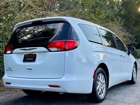 Used 2017 Chrysler Pacifica LX image 3