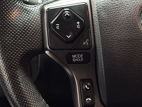 Used 2018 Toyota Tacoma SR5 AWD/4WD image 22