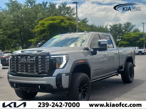 Used 2025 GMC Sierra 2500 Denali Ultimate AWD/4WD image 3