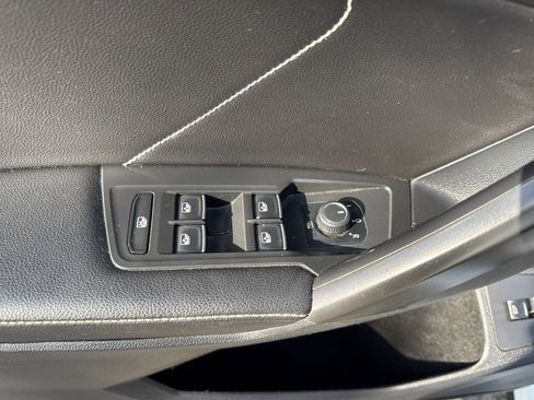 Used 2022 Volkswagen Tiguan SE image 11