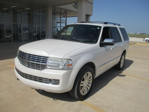 Used 2014 Lincoln Navigator 2WD image 2
