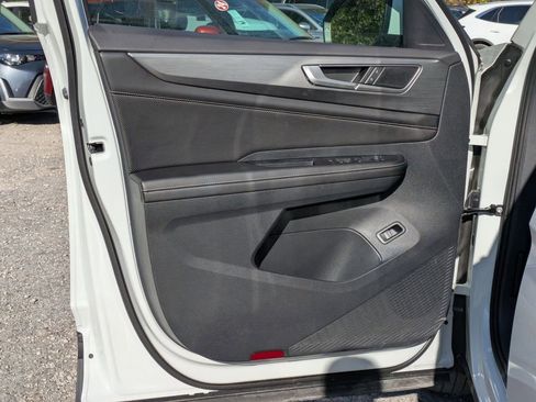 Used 2025 Volkswagen Atlas Cross Sport SE image 2