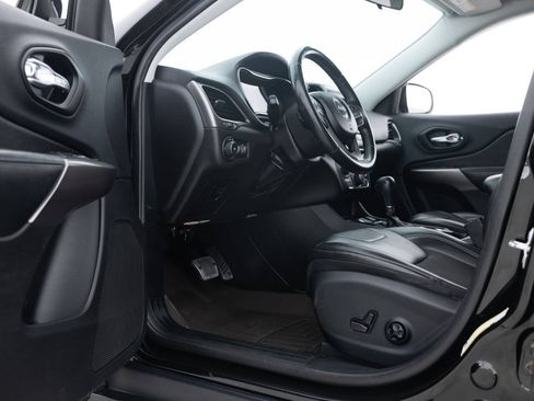 Used 2019 Jeep Cherokee Latitude Plus w/ Cold Weather Group FWD image 26