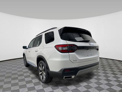 New 2025 Honda Pilot Touring image 3