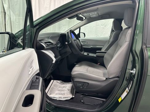 Used 2025 Toyota Sienna LE image 10