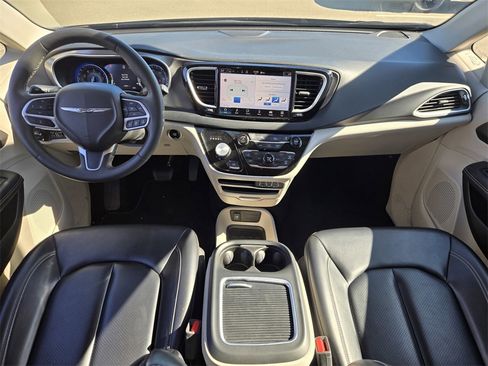 Used 2024 Chrysler Pacifica Touring-L image 13