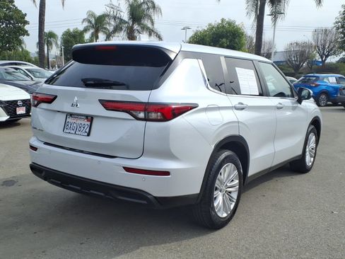 Used 2022 Mitsubishi Outlander ES image 3