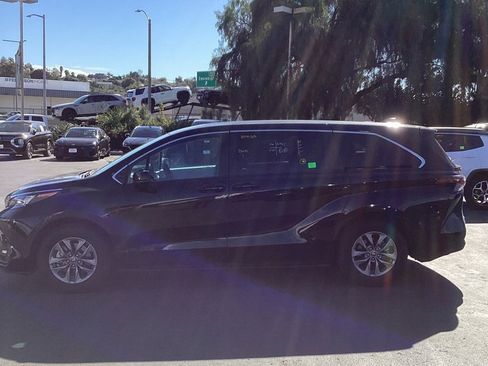 Used 2025 Toyota Sienna LE image 6