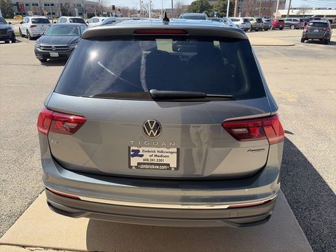 Certified 2023 Volkswagen Tiguan SE w/ Panoramic Sunroof Package image 8