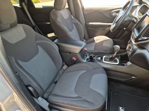 Used 2016 Jeep Cherokee Latitude w/ Comfort/Convenience Group FWD image 29
