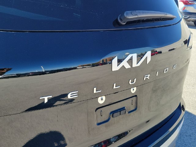 Used 2024 Kia Telluride EX w/ EX Captain's Chair Package FWD image 5