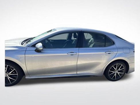 Used 2022 Toyota Camry SE FWD image 2