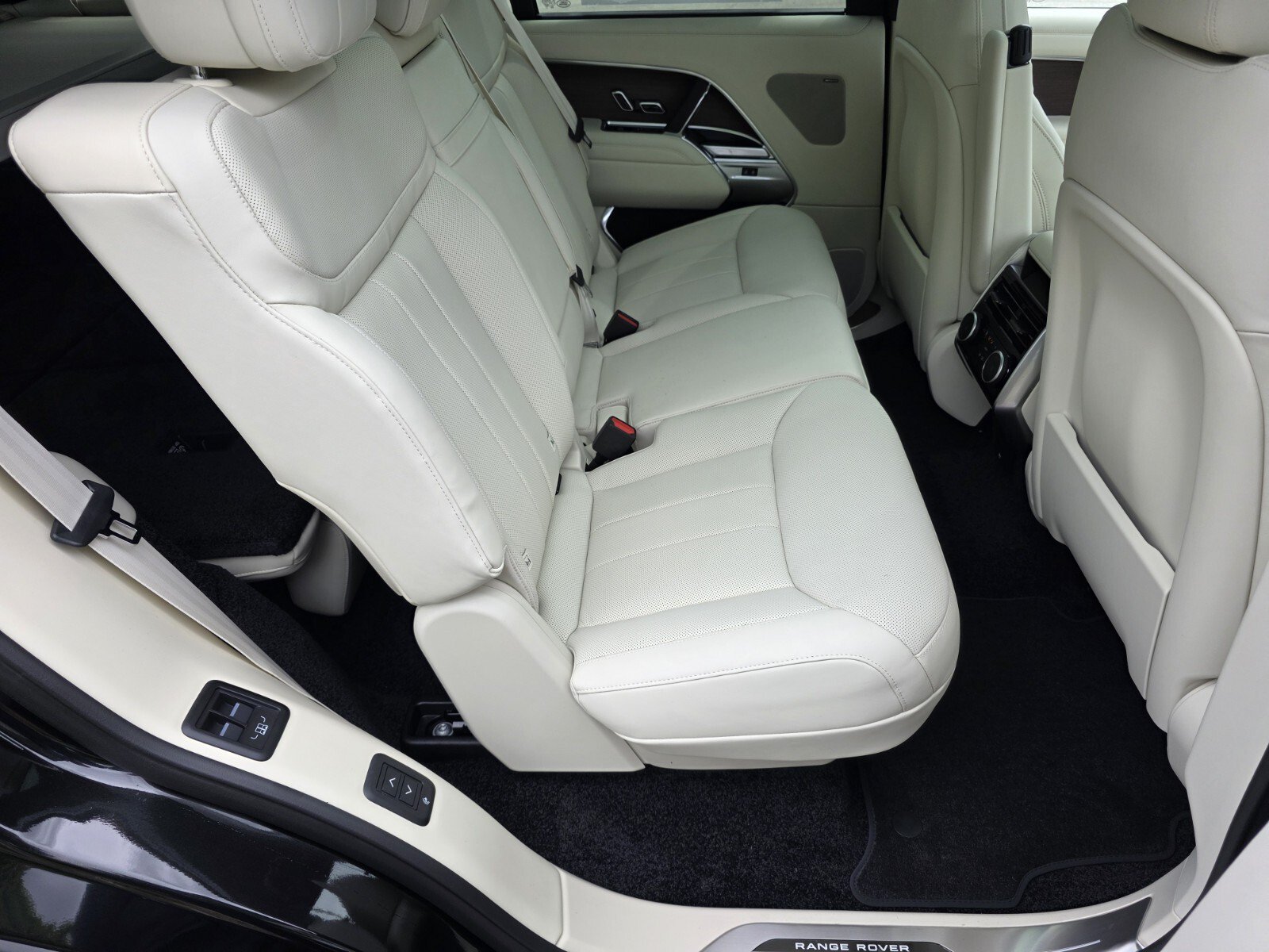 New 2026 Land Rover Range Rover Long Wheelbase SE AWD/4WD image 5