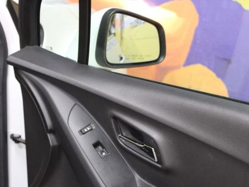 Used 2019 Chevrolet Trax LT w/ LT Convenience Package FWD image 11