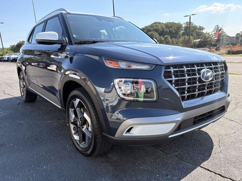 Used 2025 Hyundai Venue Limited FWD image 2