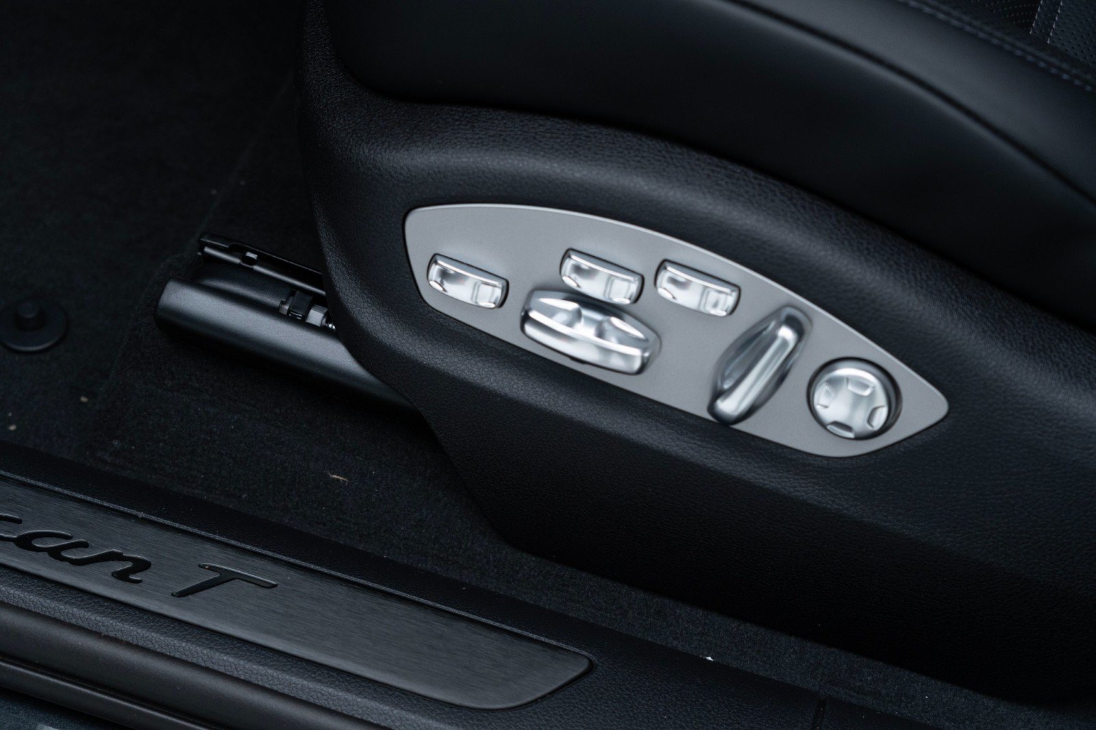 Certified 2025 Porsche Macan Turbo AWD/4WD image 15