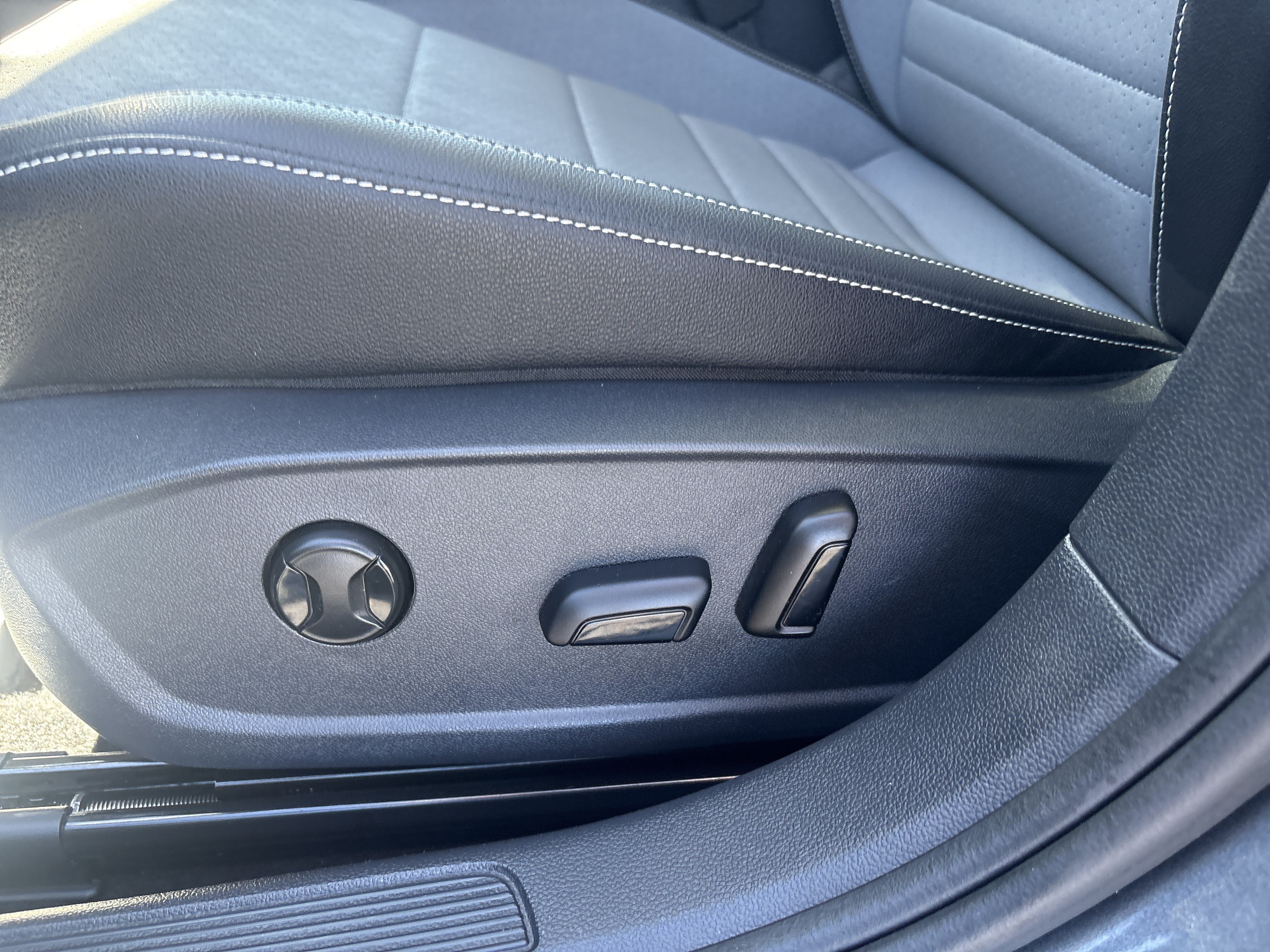 Used 2025 Volkswagen Jetta SE FWD image 13