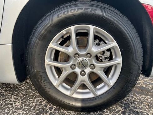 Used 2024 Chrysler Pacifica Touring-L FWD image 27