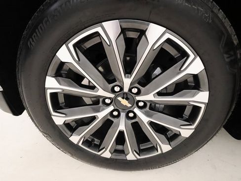 Used 2025 Chevrolet Suburban High Country image 6